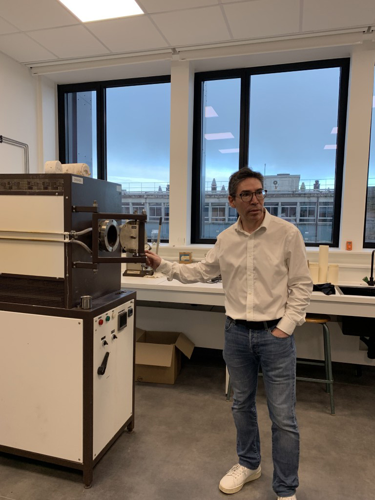 Arnaud Trac présentant les équipements de labo HIT Mag