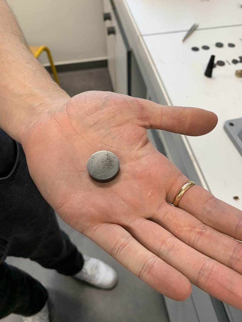 Aimant HIT Mag tenant dans la main