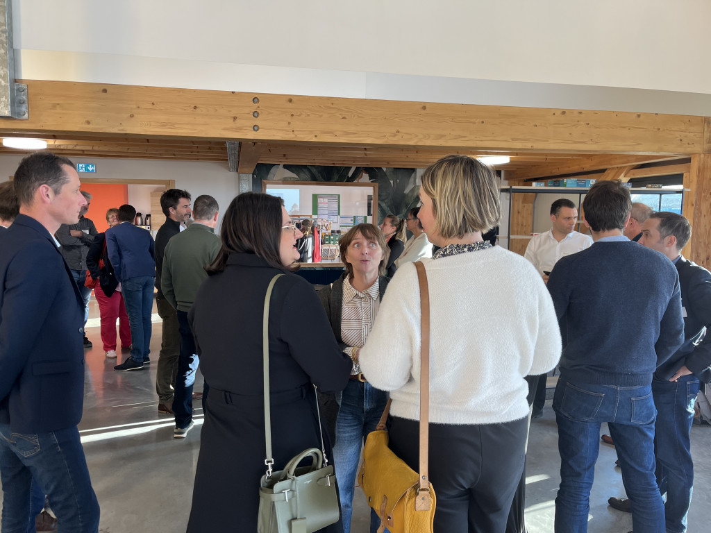 Participants échangeant lors de la soirée de lancement du programme Booster Bretagne 2026.