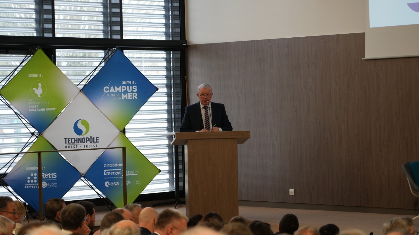 Discours de M. Gourtay devant le pupitre. En décor, le visuel du Technopôle