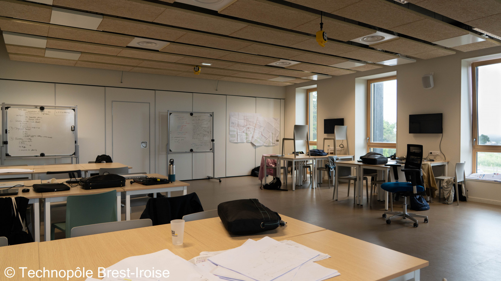 Une salle de cours modulable grâce à l’espace du fond, qui est amovible.