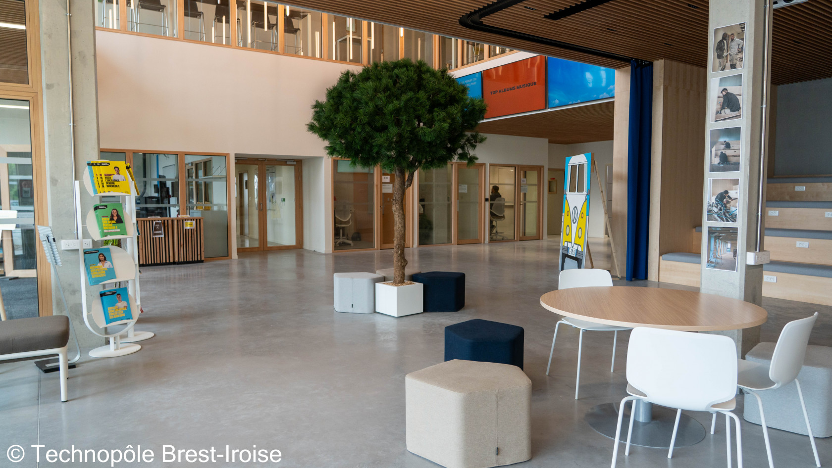 Espace d’accueil CESI Brest, avec à droite le petit auditorium et le FabLab en face.