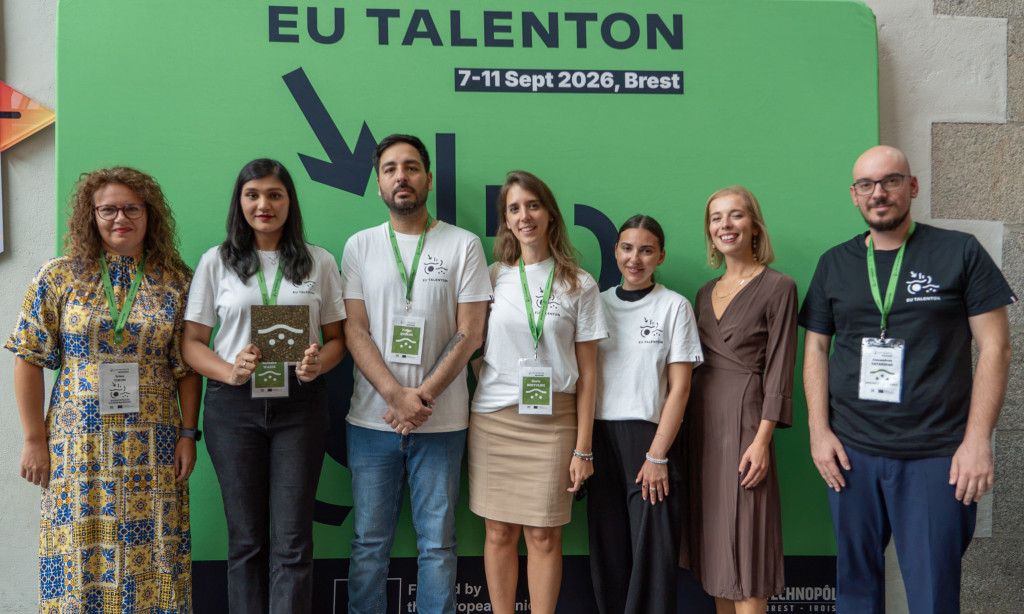 L’équipe lauréate du Grand Prix du Jury – RhizoSentinel pose aux côtés de membres de la Commission européenne.