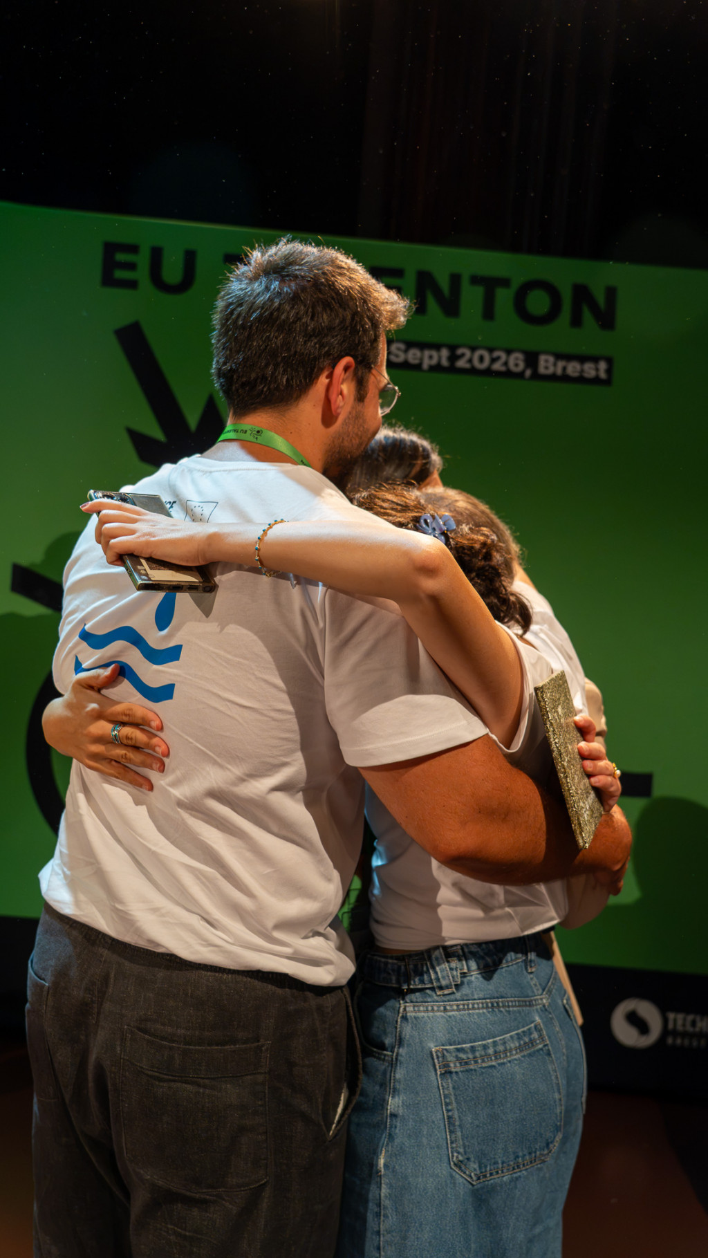 Des participants partagent un moment de joie et de convivialité lors de l’événement.