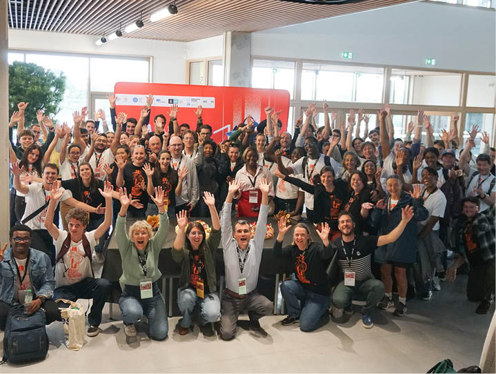 Participants d’Ocean Hackathon® Brest 2026 réunis autour du gâteau célébrant les 10 ans de l’événement.