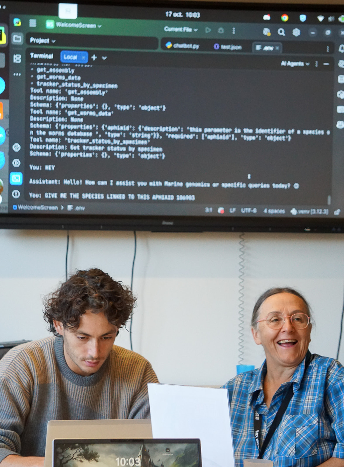 Une participante et un jeune participant de générations différentes travaillent ensemble sur un projet lors d’Ocean Hackathon® Brest 2026.
