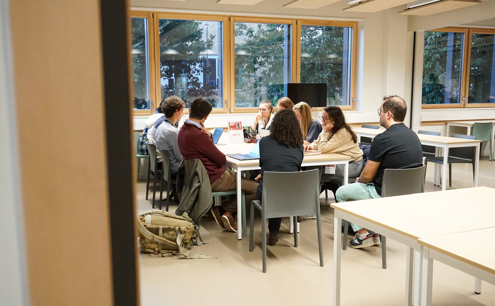 Des participants échangent avec leurs coachs autour de leur projet lors d’Ocean Hackathon® Brest 2026.
