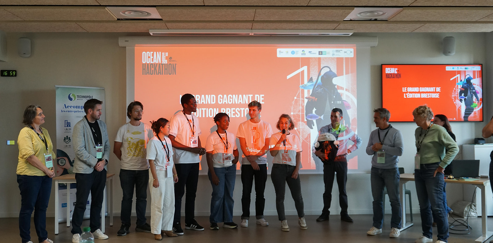 Photo de groupe de l’équipe gagnante d’Ocean Hackathon® Brest 2026.