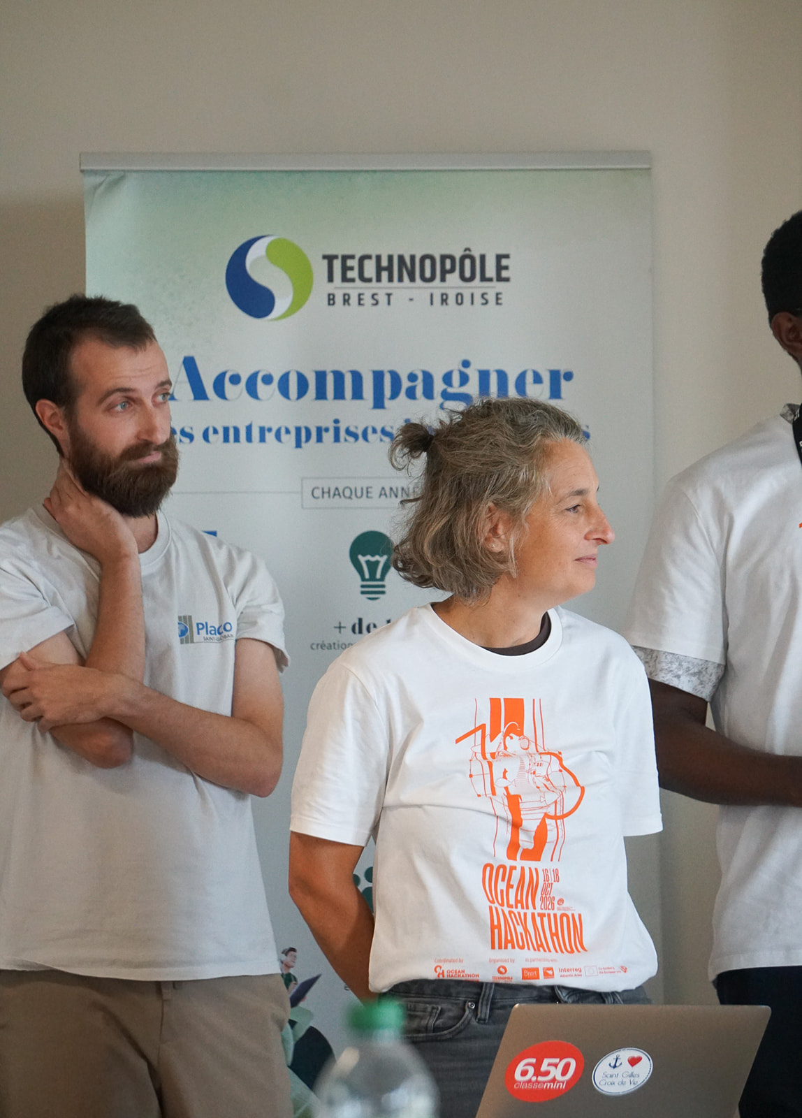 L’équipe gagnante répond aux questions du jury après la présentation de son projet lors d’Ocean Hackathon® Brest 2026.