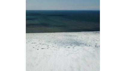 L’effet des vagues scruté sur, et, sous la glace 